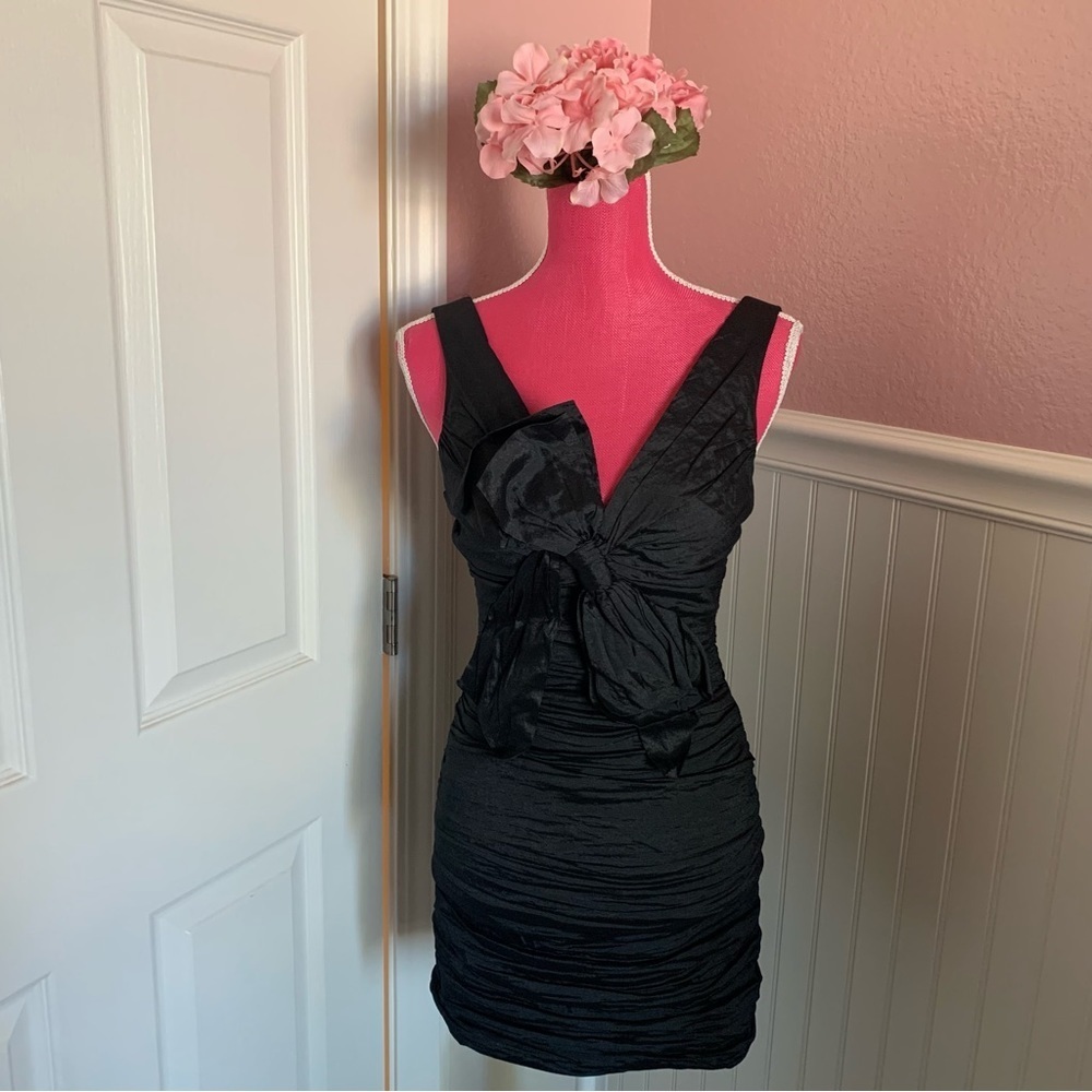 BCBG Max Azaria Black Stretch Taffeta Cocktail Dress size 4, Asymmetrical Bow
